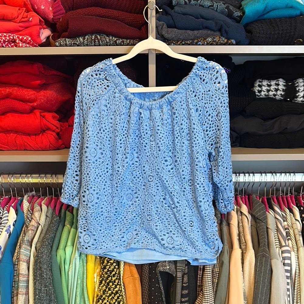 Leo & Nicole blue embroidered 1/2 sleeve elasctc neck line lined top size S